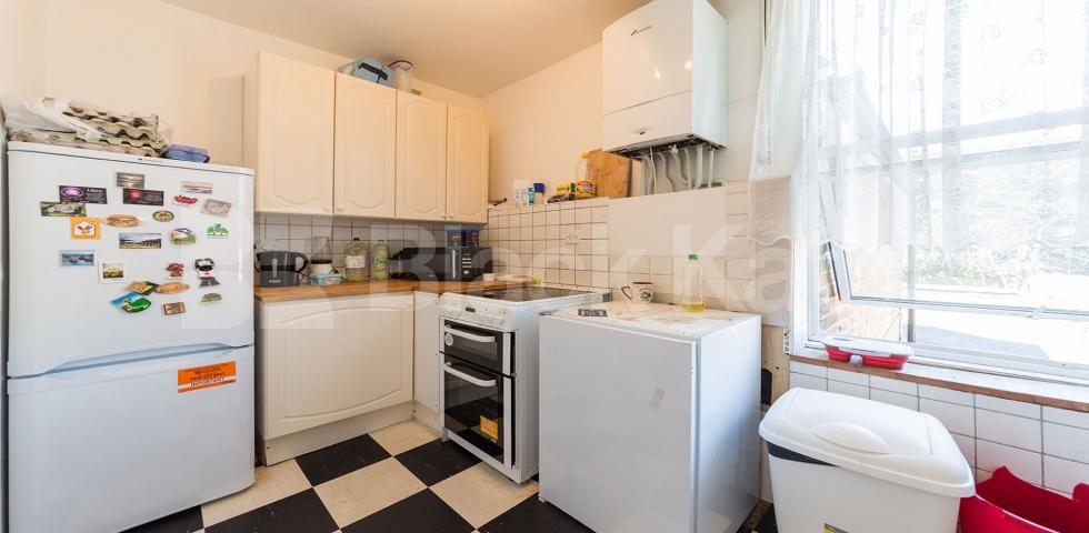 			GREAT VALUE !, 3 Bedroom, 1 bath, 1 reception Flat			 Whittington Road, Bounds Green